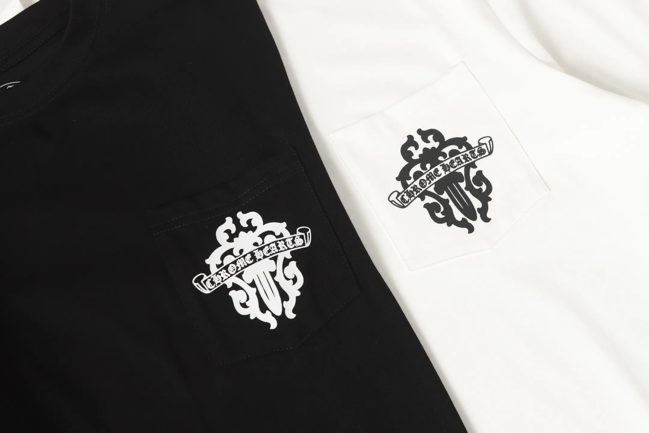 P150 Cross-border model, please do not place an order if you are looking for quality -Chrome Hearts/Chrome Hearts Sanskrit printed popular long-sleeved T-shirt -High weight, high density and high quality. The wool is soft, delicate and skin-friendly. Soft and silky to the touch. Excellent warmth and skin-friendly properties. -Customized weaving and dyeing, no color difference, regardless of fabric or workmanship details. Comparing the ordinary version on the market -Colour: black white -Size: S M L XL